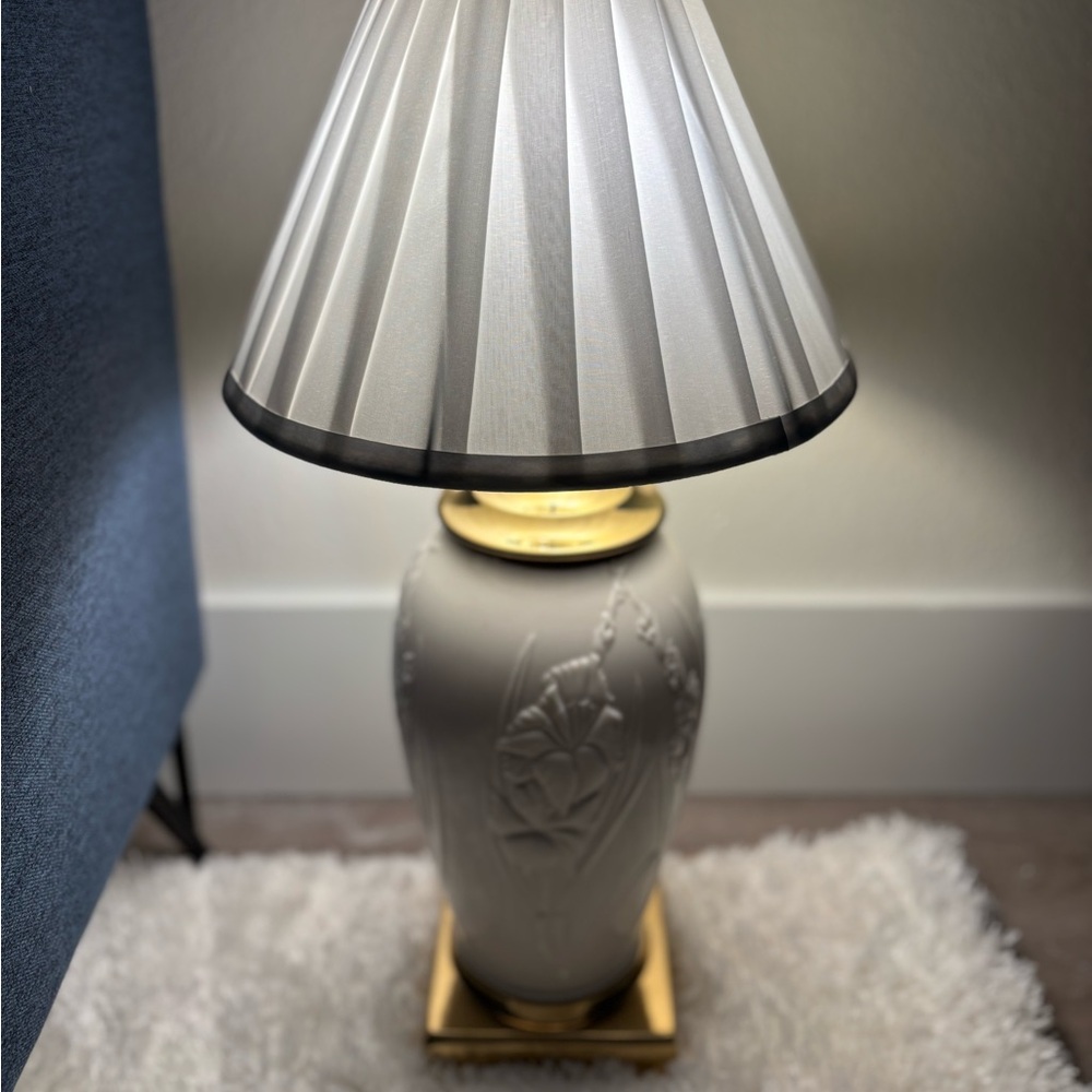 Lenox Masterpiece Ivory Porcelain Iris Table Lamp – Vintage Classic Floral Decor
